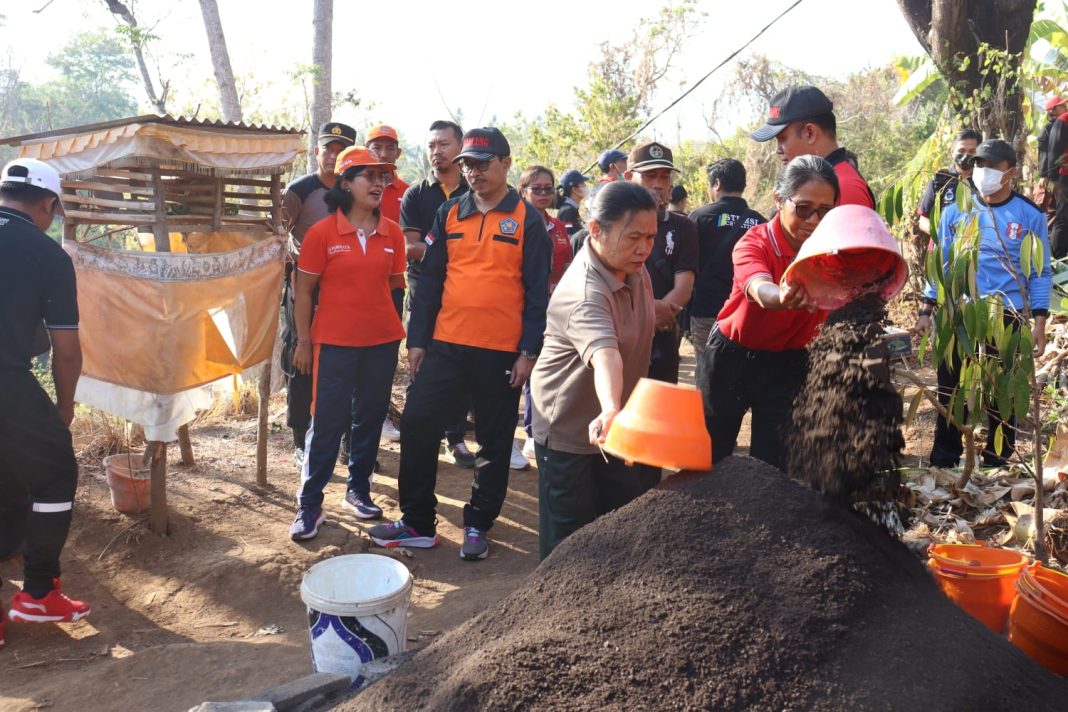 Bantu Selesaikan Kemiskinan Ekstrem, Gerakan Pramuka Buleleng Lakukan Bedah Rumah