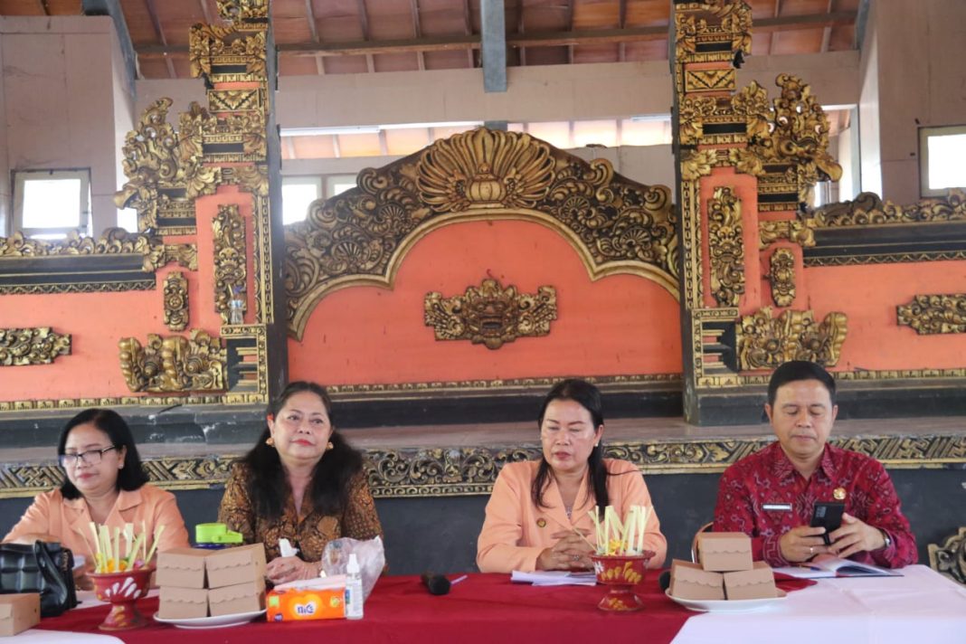 Puluhan Anggota DWP Buleleng Ikuti Sosialisasi Kesadaran Dalam Administrasi Kependudukan