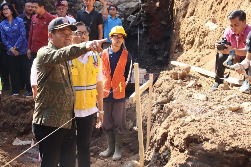 Kunjungan Kerja di Kecamatan Sukasada, Lihadnyana Salurkan 299 Paket Bantuan Pangan