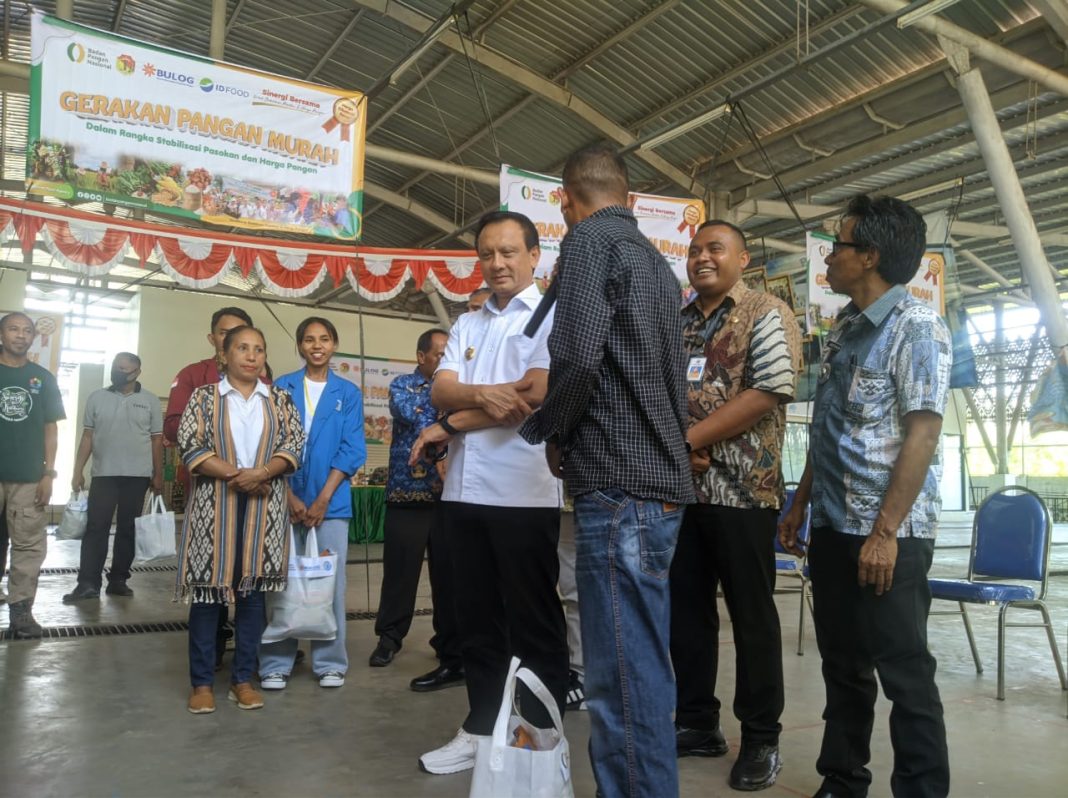 PLBN Motaain Gelar Pasar Murah, Bupati Belu Serahkan Sembako Bagi Warga Batas RI-RDTL