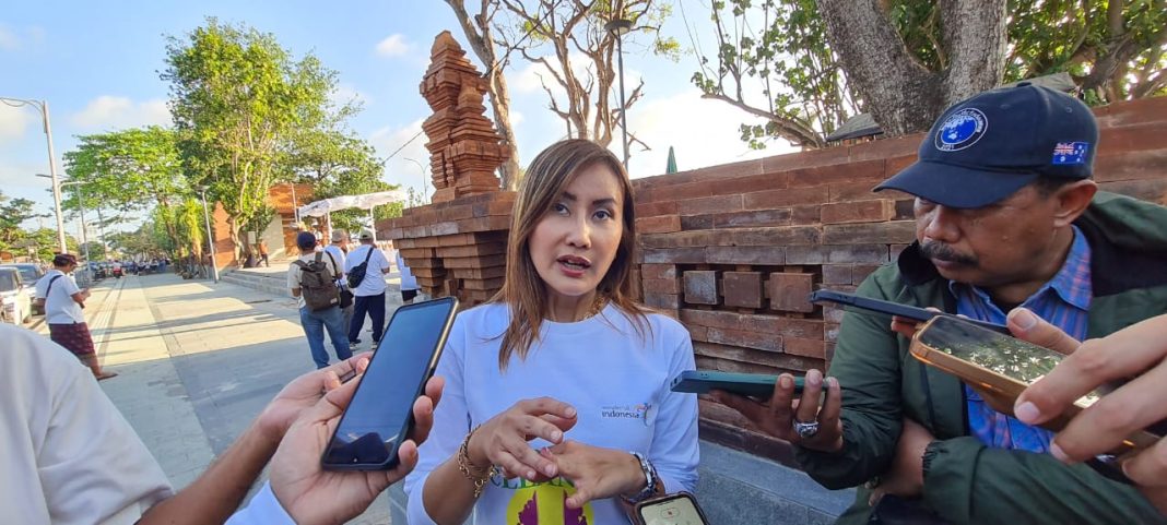 Gandeng BWC, Kemenparekraf Bersih Sampah dan Edukasi Pilah Sampah di Pantai Kuta Bali