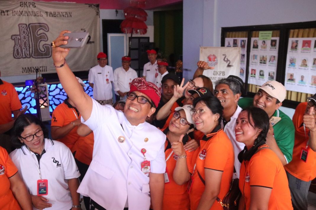 Wujudkan Harmonisasi, Bupati Sanjaya Berbagi Kasih di Gereja Immanuel Tabanan