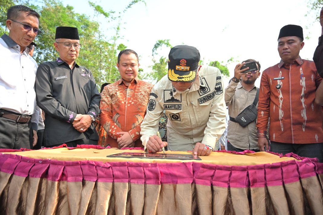 Impian Masyarakat Terwujud, Gubernur Mahyeldi Letakkan Batu Pertama Pembangunan Jembatan Api-Api di Simalanggang