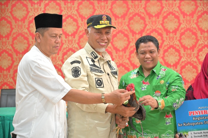 Gubernur Mahyeldi Salurkan Bantuan Ribuan Ekor Ternak dan Alat Pertanian untuk Masyarakat Payakumbuh dan Lima Puluh Kota