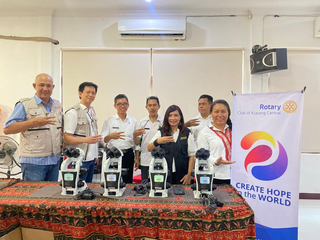 Terus Berikan Dukungan untuk Kabupaten Belu, RAM Rotary Sumbang Mikroskop dan Reagen Pemeriksaan Malaria