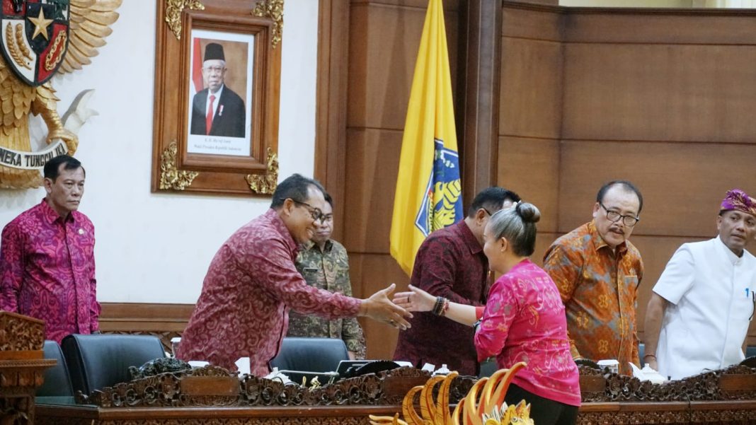 Pj. Gubernur Bali Ajak Masyarakat Intensifkan Pengelolaan Sampah Berbasis Sumber