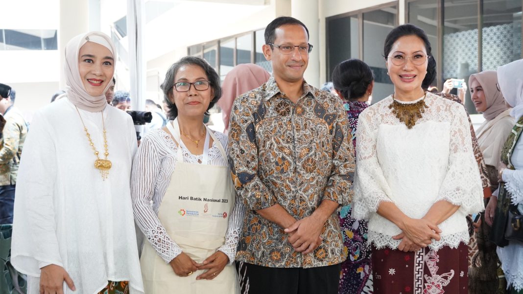 Ny. Mahendra Jaya Mencoba Seni Membatik Ditengah Gelaran Hari Batik Nasional 2023