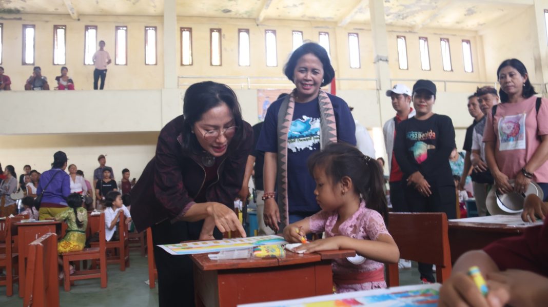 Pj. Ketua Dekranasda Bali Semangati 157 Anak-Anak TK Lomba Mewarnai di Nusa Penida Festival
