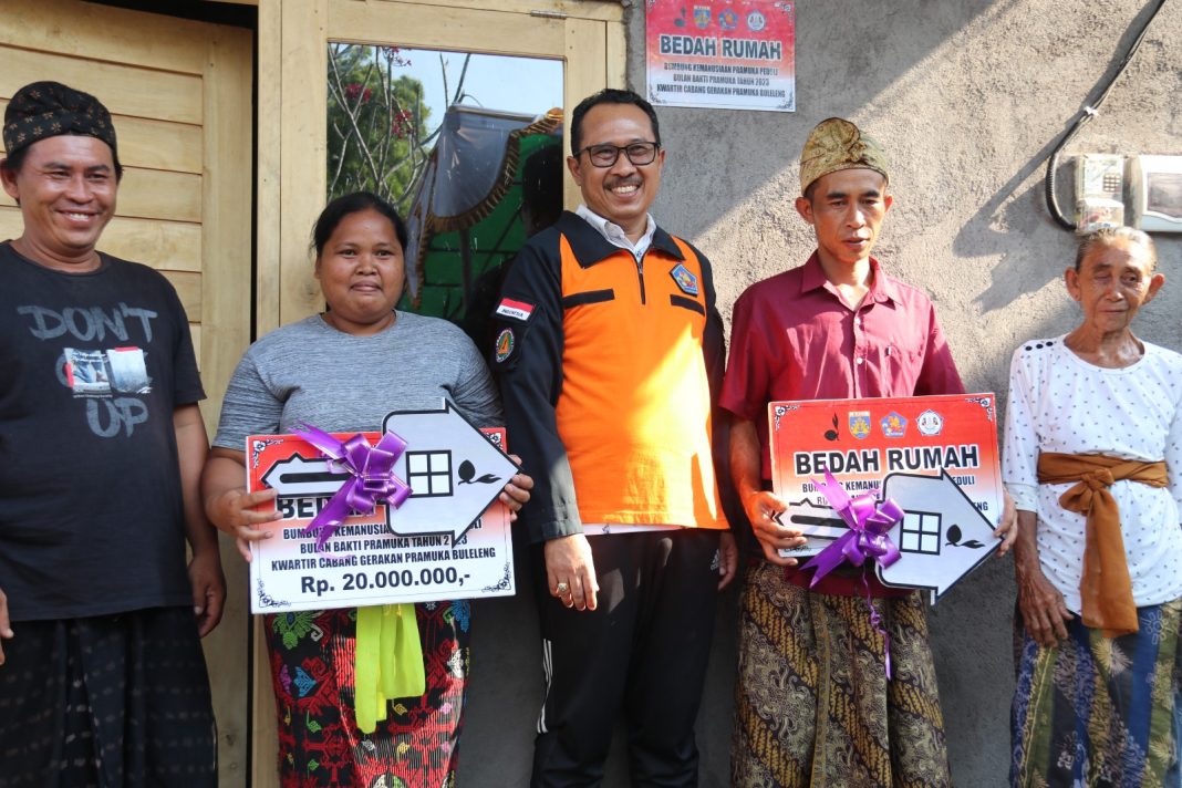Wujud Bumbung Kemanusiaan, Kwarcab Gerakan Pramuka Buleleng Serahkan Dua Unit Bantuan Bedah Rumah
