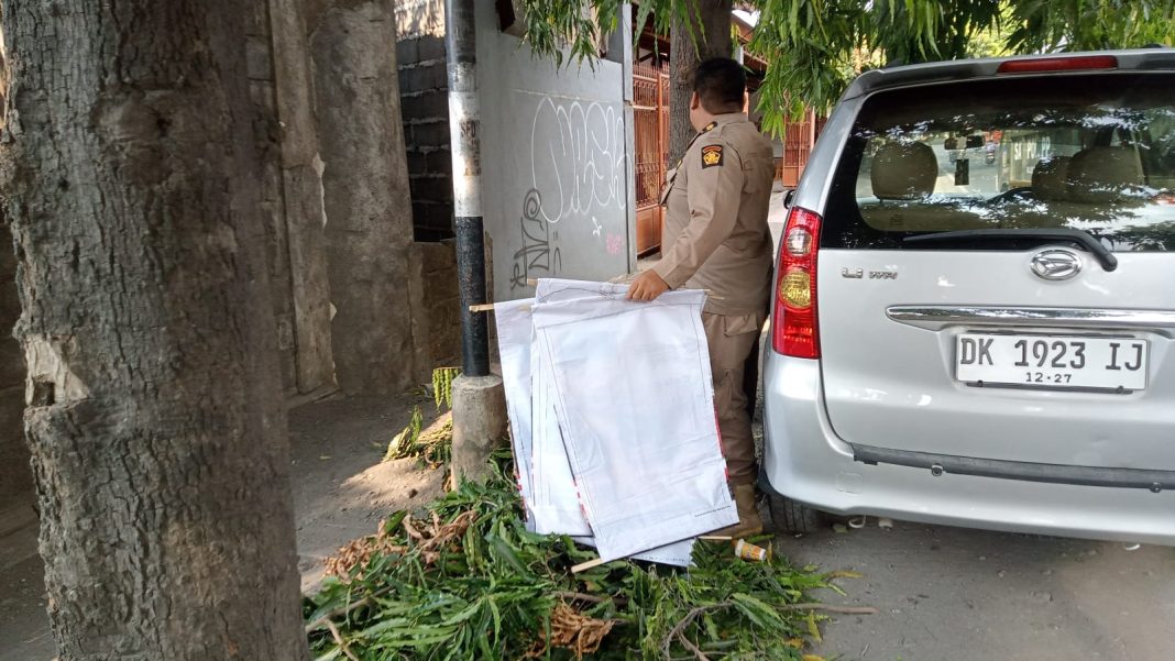 Satpol PP Buleleng Tertibkan Atribut Parpol Yang Melanggar Perda