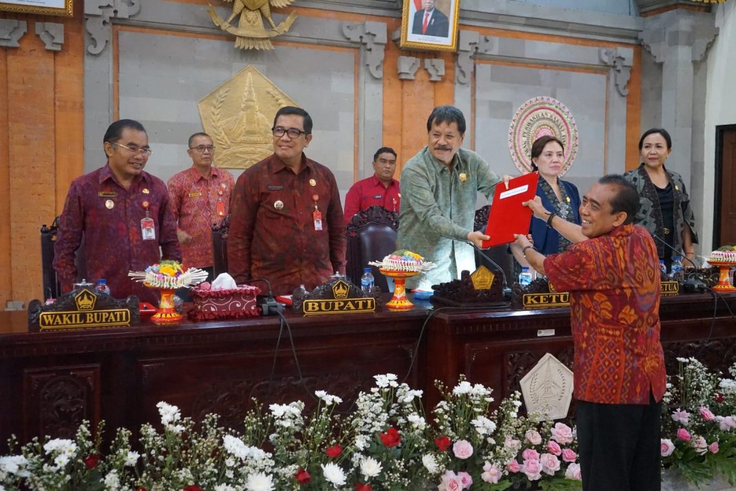 Bupati Tabanan Sampaikan Dua Buah Ranperda APBD Tahun 2024 Dalam Paripurna Ke 15 dan 16