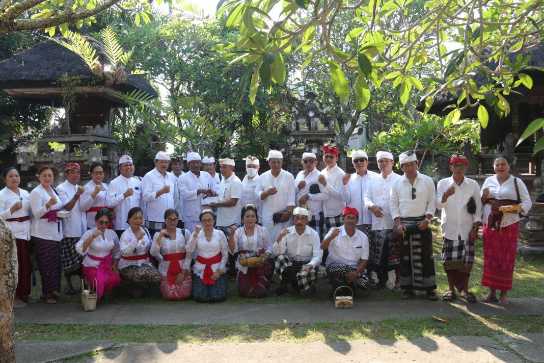 Jajaran Pengurus dan Bacaleg PDIP Tabanan Gelar Persembahyangan dan Bersih-Bersih Pantai