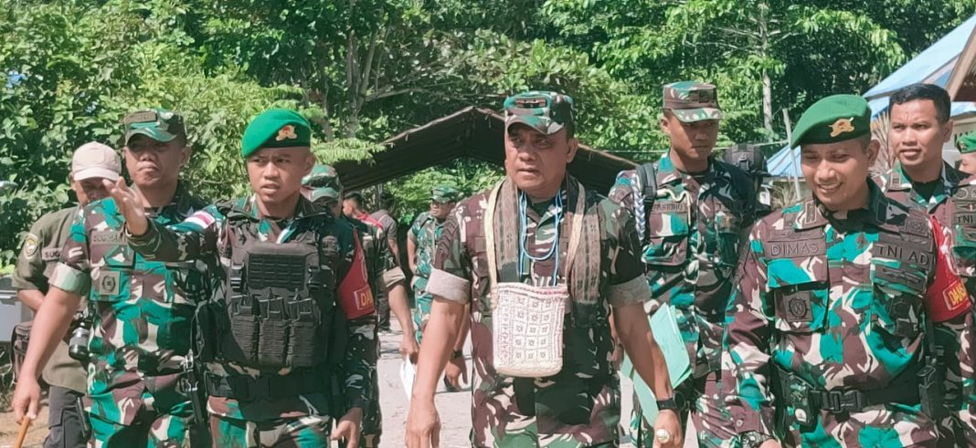 Kunjungi Pos Satgas Yonif 623, Ini Pesan Pangdam XVIII/Kasuari Mayjen TNI Ilyas Alamasyah!