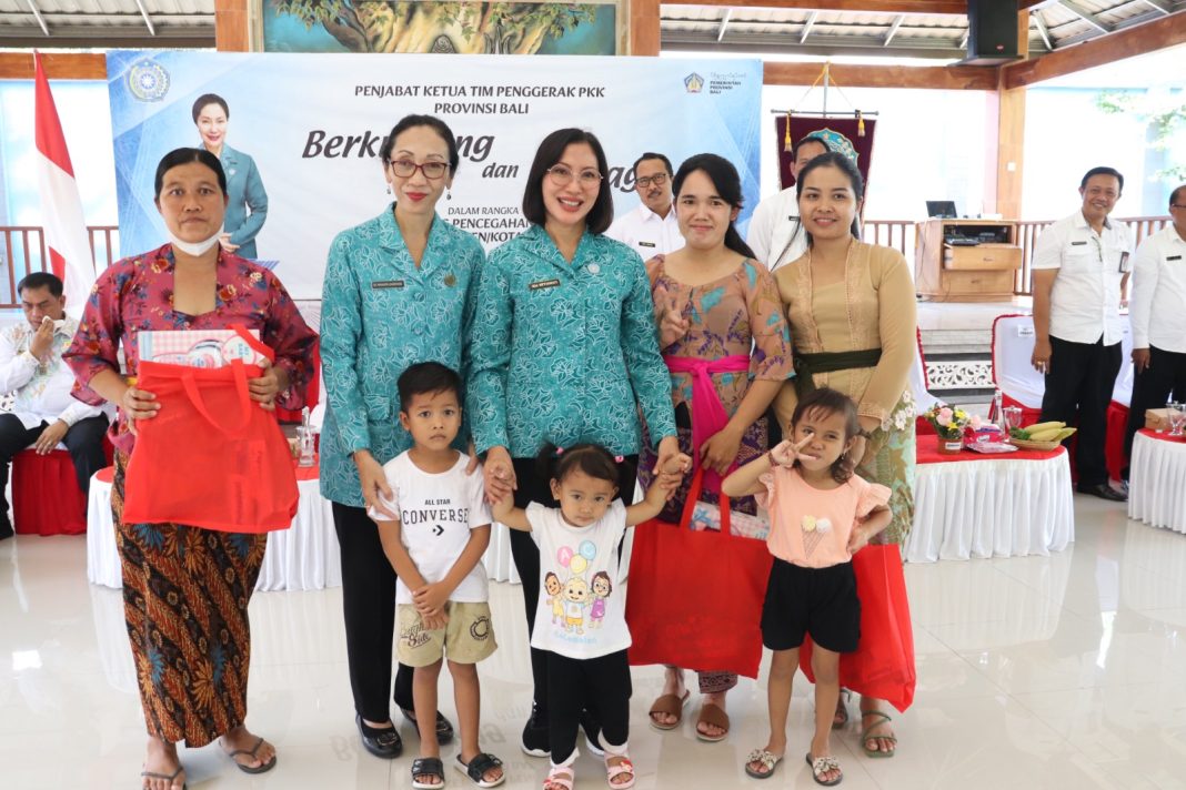 Ny. Ida Mahendra Jaya Apresiasi Kinerja Kader Posyandu Kecubung Desa Patas Kabupaten Buleleng