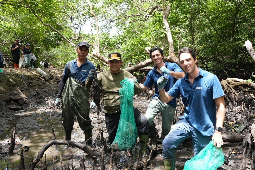 Pj. Gubernur Bali bersama Sungai Watch Bersihkan Sampah di Hilir Sungai Kawasan Mangrove Tahura Ngurah Rai