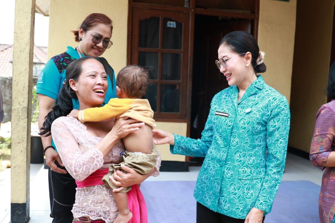 Program Berkunjung dan Berbagi TP PKK Provinsi Bali di Gianyar, Ini Pesan Ny. drg Ida Mahendra Jaya!