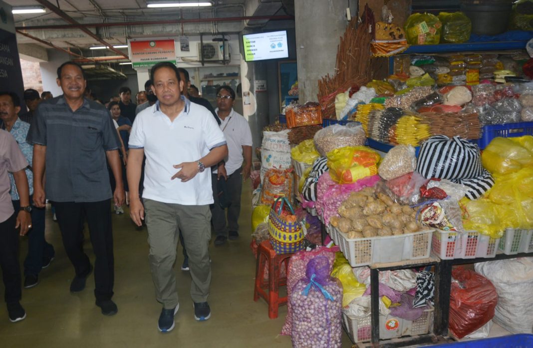 Pantau Ketersediaan Pasokan dan Harga Bahan Pokok, Pj Gubernur Mahendra Jaya Sambangi Pasar Badung