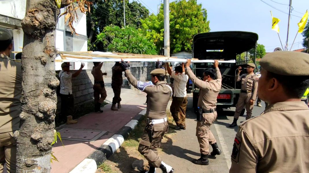 Satpol PP Buleleng Komitmen Tertibkan Baliho Liar