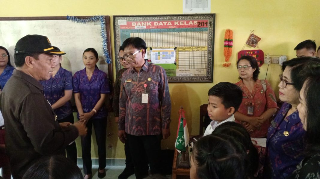 Lihadnyana Tinjau Pembangunan Ruang Guru dan Lab Komputer SDN 2 Kaliasem
