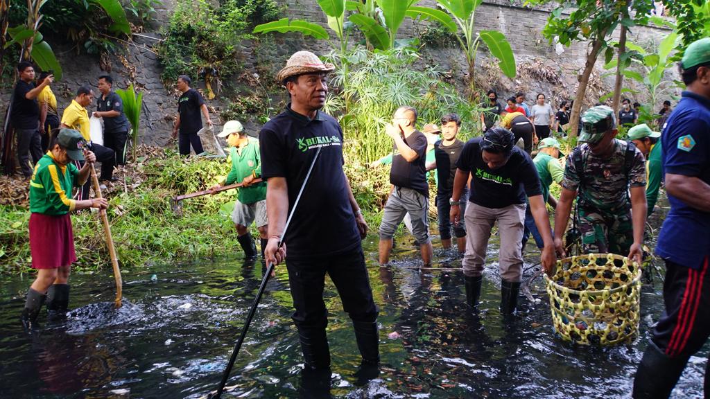 Antisipasi Banjir Musim Hujan, Lihadnyana Pimpin Bersih-bersih Kali di Buleleng