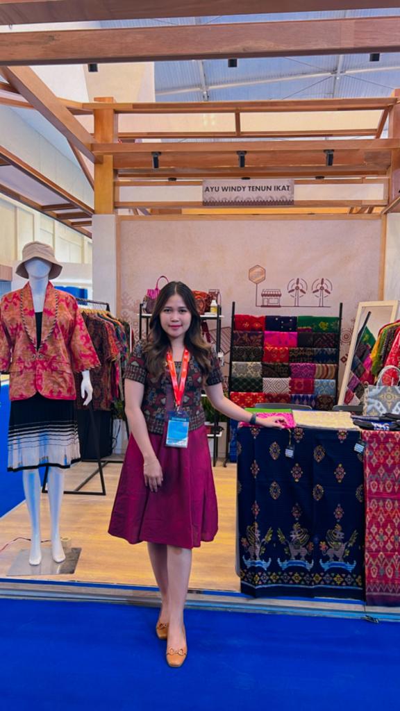 Sumpah Pemuda, Motivasi Ayu Nindi Untuk Semangat Berkarya Lestarikan Tenun Ikat