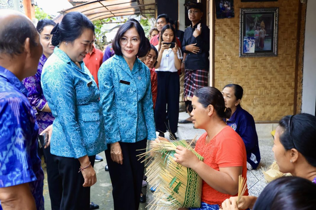 Ny. drg Ida Mahendra Jaya Sambangi Pengrajin Bambu Khas Bangli