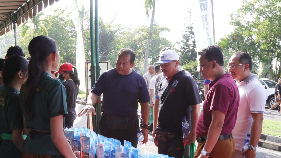 Kunjungi Pasar Murah, PJ. Gubernur S.M Mahendra JayaTanya Harga dan Pasokan ke Pedagang