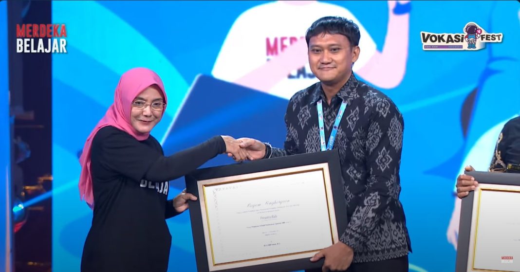 Terbaik dalam Tracer Study Tamatan SMK, Pemprov Bali Raih Penghargaan Kemendikbudristek RI