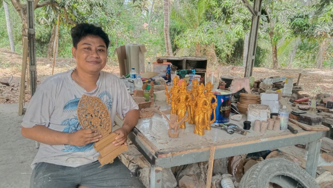 Ditangan Wikrama, Dedak Padi Disulap jadi Kerajinan Ramah Lingkungan