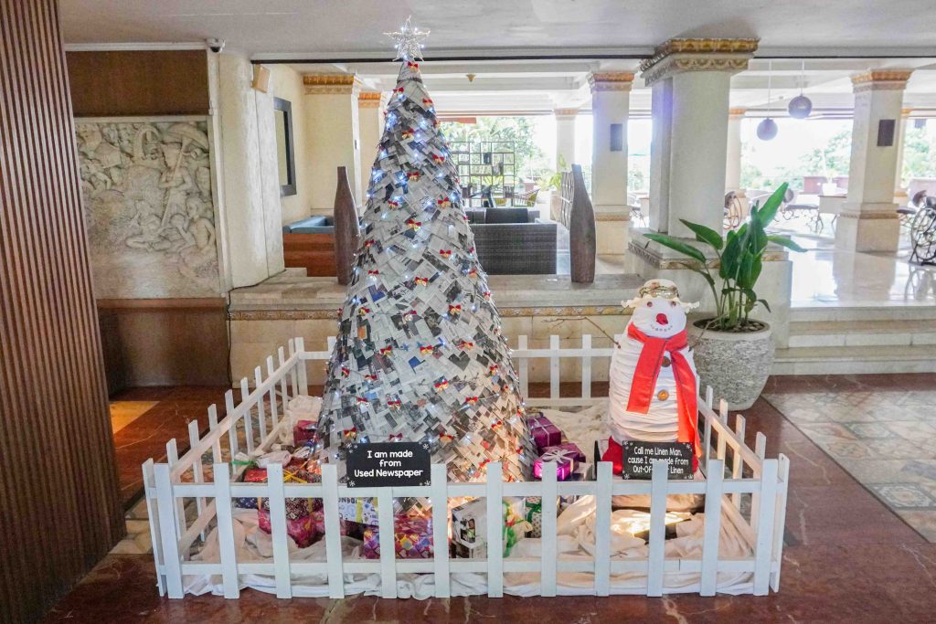 Dari Bahan Daur Ulang Ramah Lingkungan Jadi Dekorasi Natal di Hotel