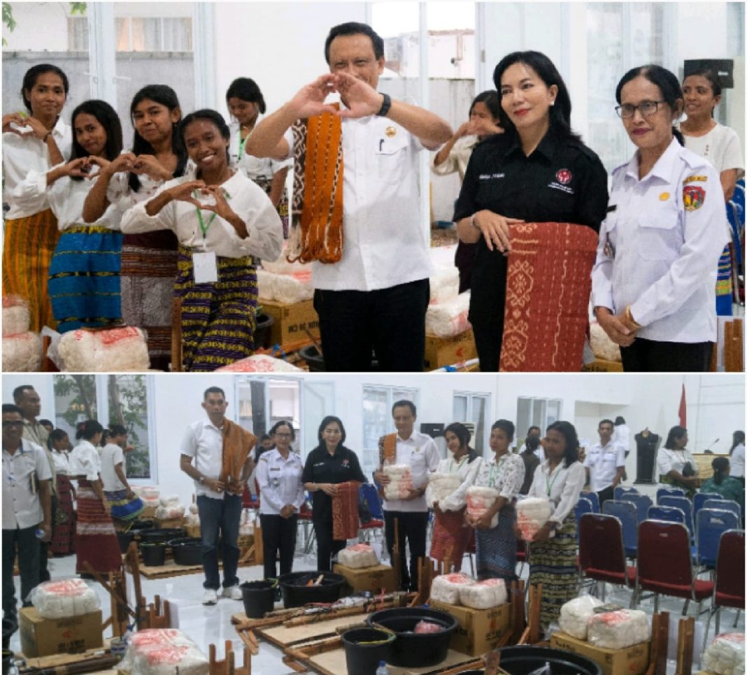 Beri Modal Usaha Bagi Peserta PKW Tahun 2023, Bunda Freny Taolin : Dekranasda Ingin Anak Milenial Terampil Menenun Tais Belu