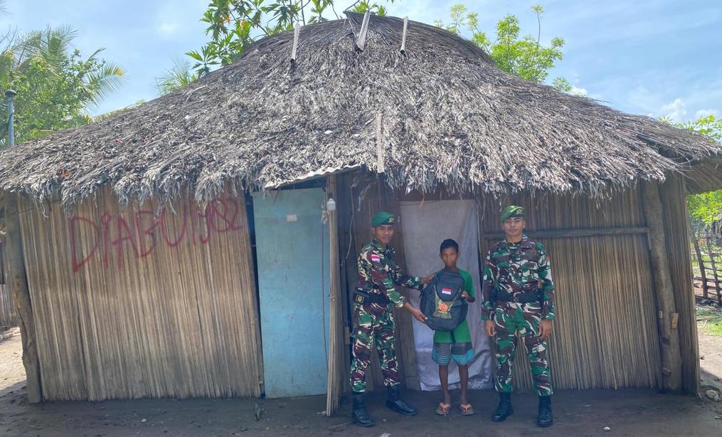 Awal Tahun 2023, Satgas Yonif 742/SWY Bagi Bingkisan Untuk Anak Yatim Piatu di Batas RI-RDTL