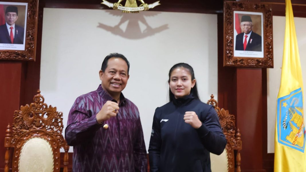 Pj. Gubernur Mahendra Jaya Serahkan Penghargaan dan Bonus Asian Games pada Desak Rita dan Sanggoe Darma Tanjung