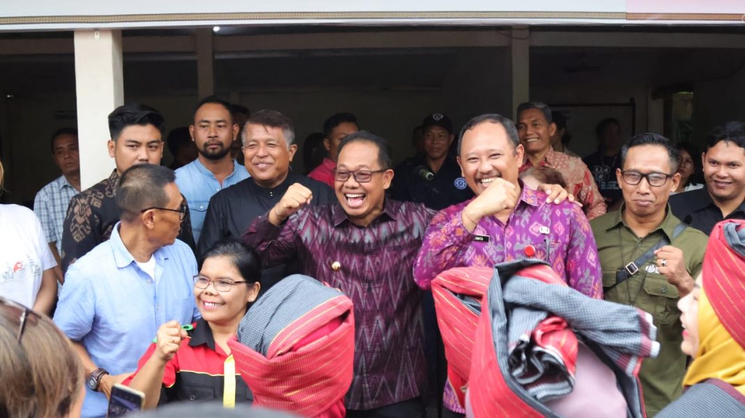 Pj. Gubernur Bali Mahendra Jaya Apresiasi Kepedulian Elemen Masyarakat Bali Lakukan Bakti Sosial Ngrombo