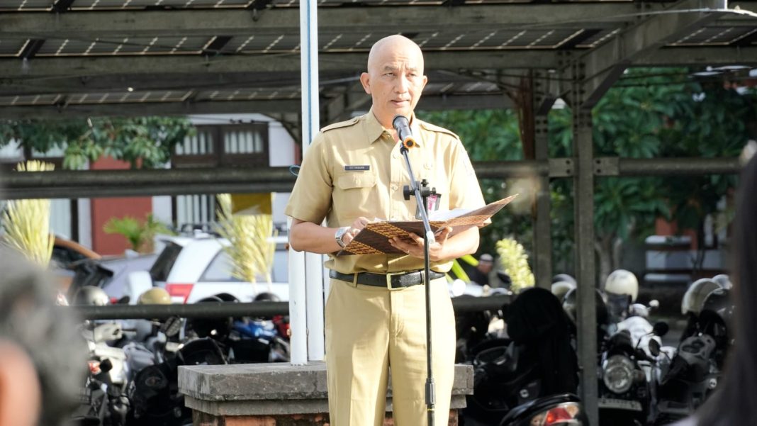 Demo Penanggulangan Kebakaran Warnai Apel Bulan K3 di Kantor Disnaker dan ESDM Bali