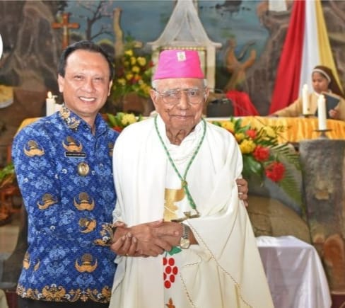 Berdukacita Atas Kepergian Uskup Emeritus Mgr Anton Pain Ratu SVD, Bupati Agustinus Taolin Berlakukan Hari Kerja Fakultatif pada Hari Pemakaman