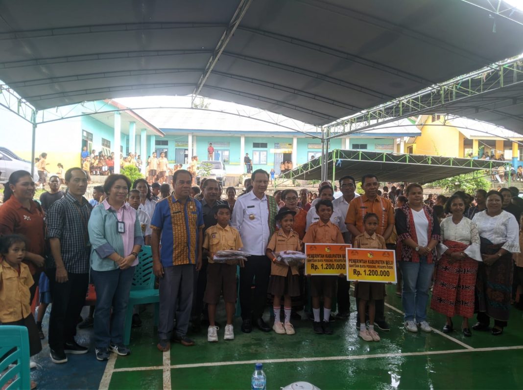 Bupati Agustinus Taolin Beri Bantuan Seragam, Alat Tulis Menulis Hingga Beasiswa Pendidikan Bagi Ribuan Anak SD-SMP