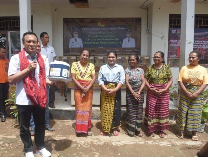 Bupati Agustinus Taolin Bagi Seratusan Alat Masak Listrik Bagi Masyarakat di Kota Atambua