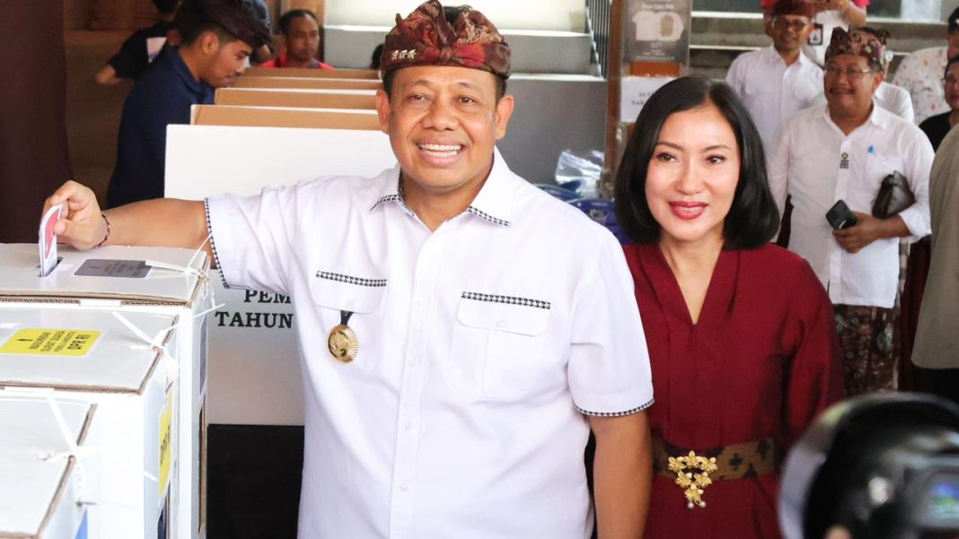 Bersama Istri, PJ Gubernur Nyoblos Pertama Kali di TPS 009 Banjar Kayumas Kaja