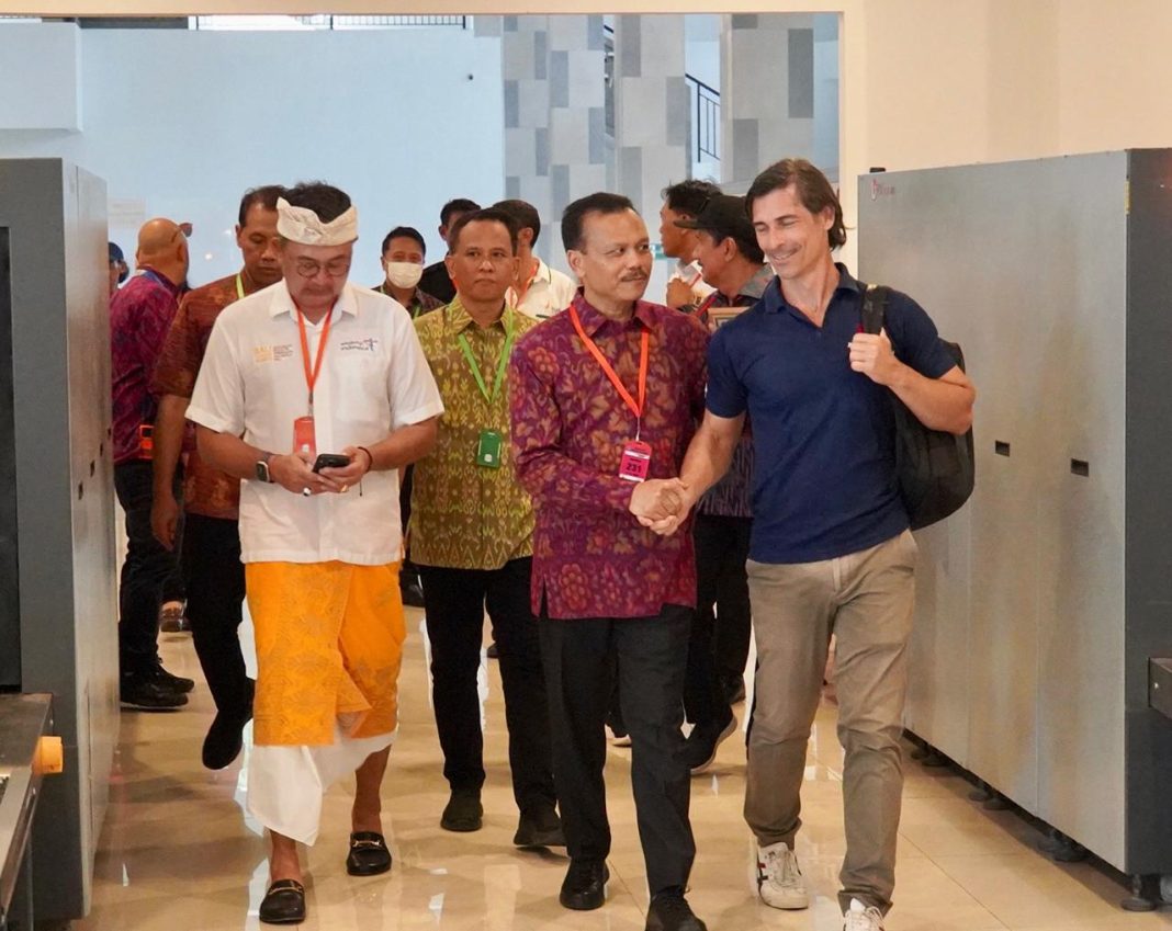 Sekda Dewa Indra Sambut Kedatangan Wisatawan Kapal Pesiar I Setelah Diberlakukannya Tourist Levy