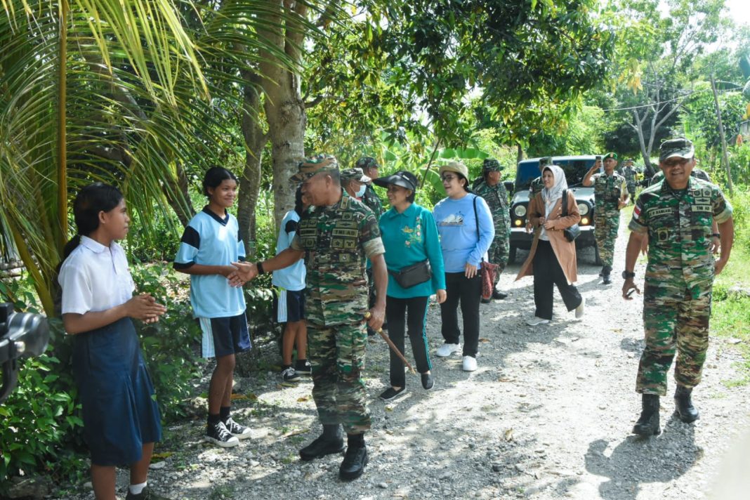 Danrem Wira Sakti Tinjau Lokasi Sumur Bor Program “TNI AD Manunggal Air Bersih” di Desa Manusak Kab. Kupang