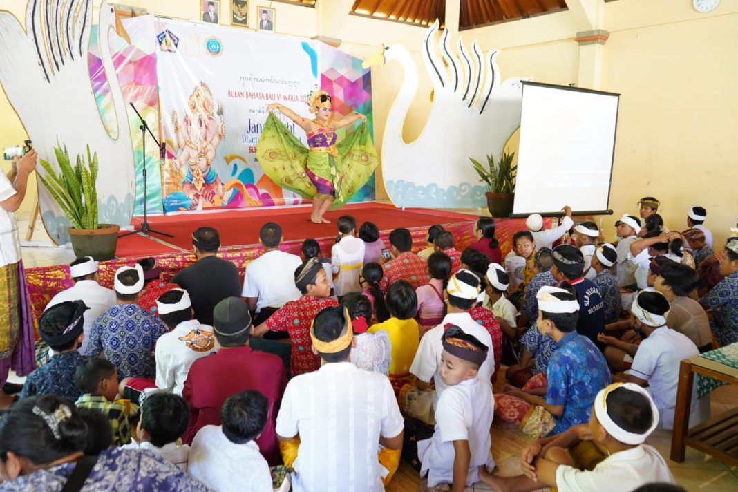 Siswa SLBN 2 Buleleng Unjuk Kebolehan Dalam Kegiatan Bulan Bahasa Bali