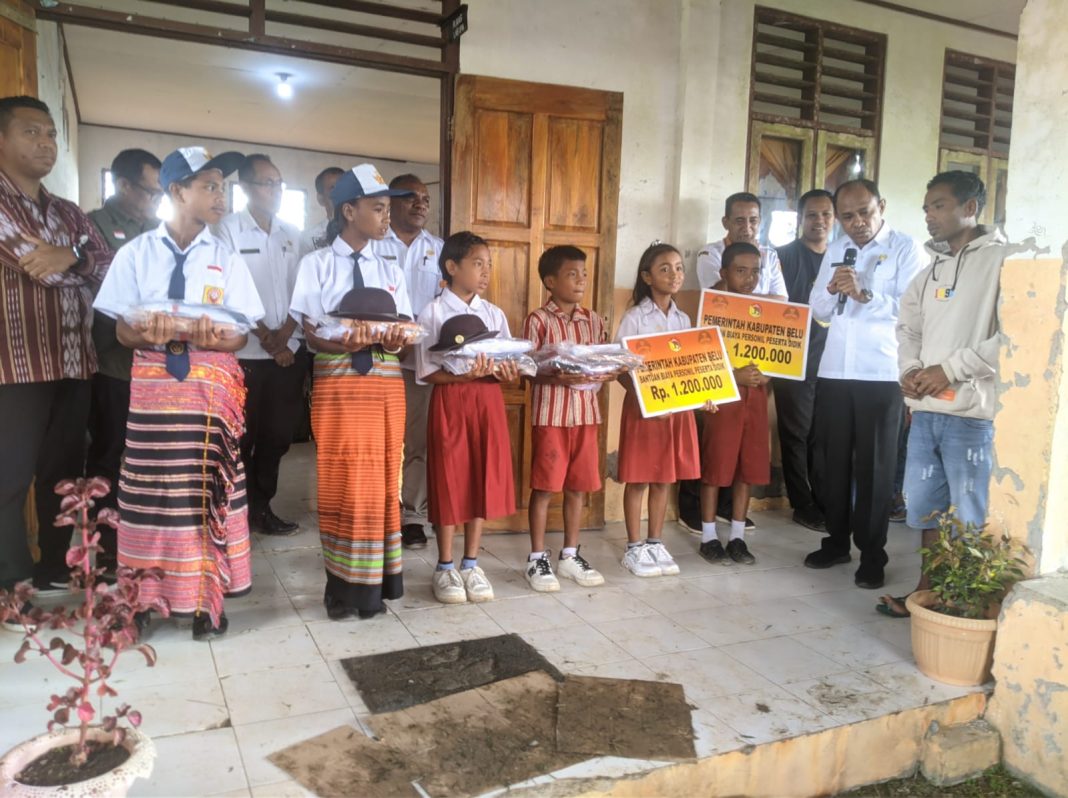 Beri Bantuan Siswa di Lamaknen Selatan, Wabup Alo Haleserens Minta Pendidik Untuk Jangan Biarkan Anak Putus Sekolah
