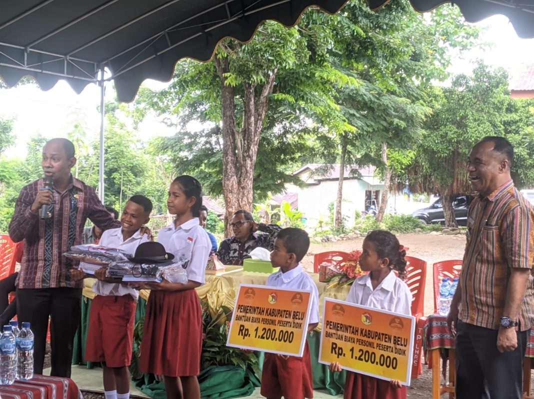 Wabup Belu Serahkan Bantuan Bagi Ratusan Siswa SD-SMP di Kecamatan Lasiolat
