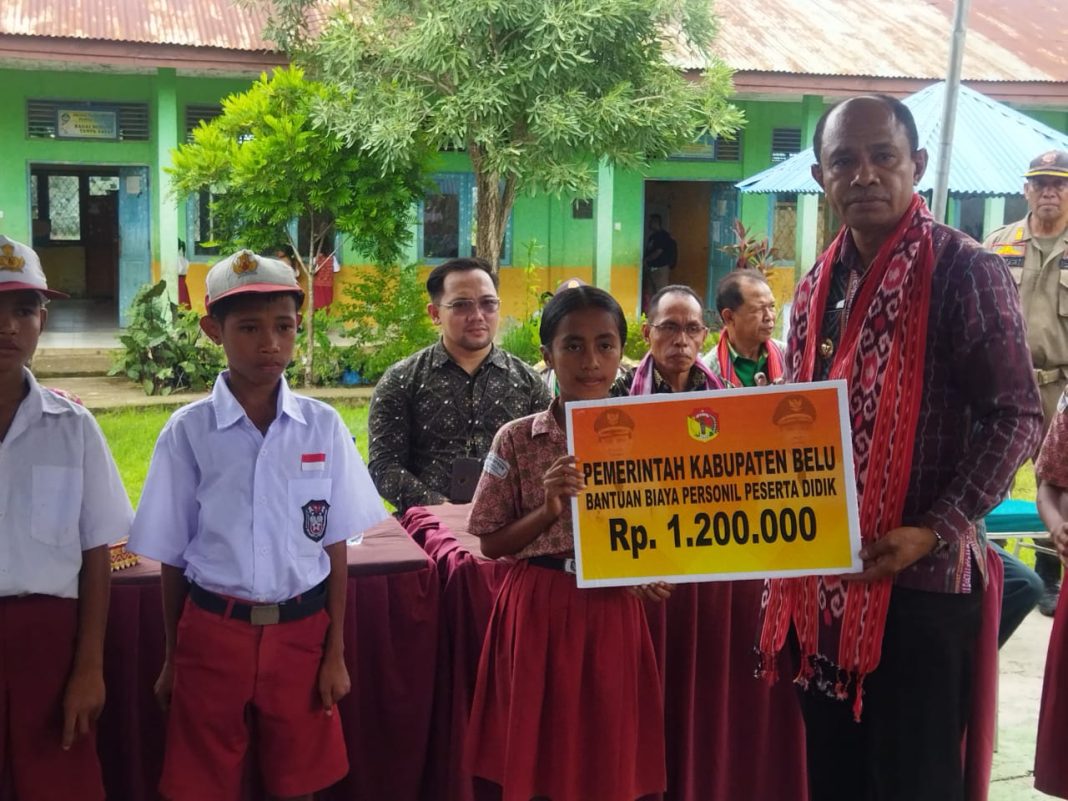 Bagi Bantuan di Raihat, Wabup Belu Minta Siswa SD-SMP Tekun Belajar Demi Masa Depan Yang Cerah