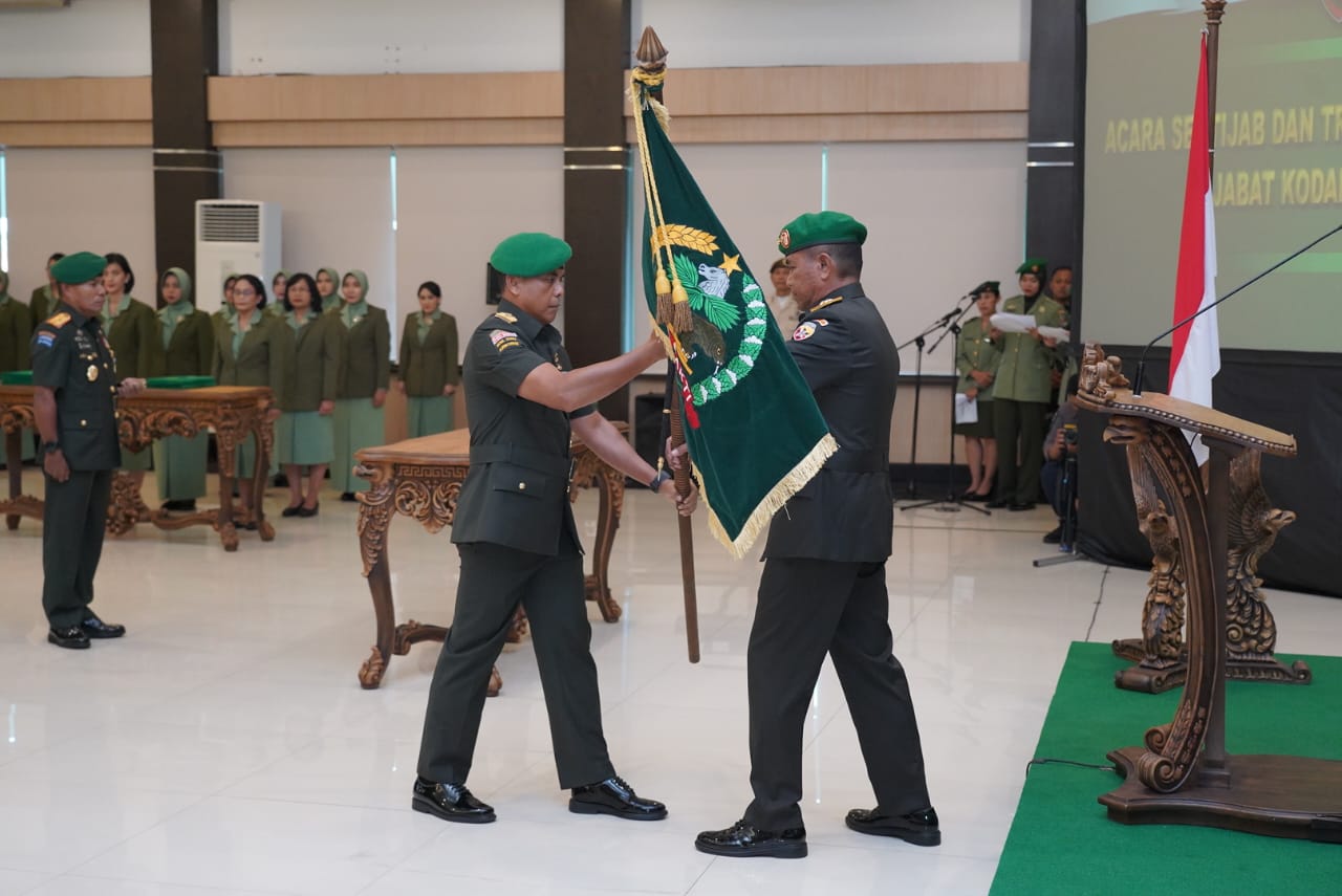 Yalangoch kino yulduzlari va videolarini tomosha qiling