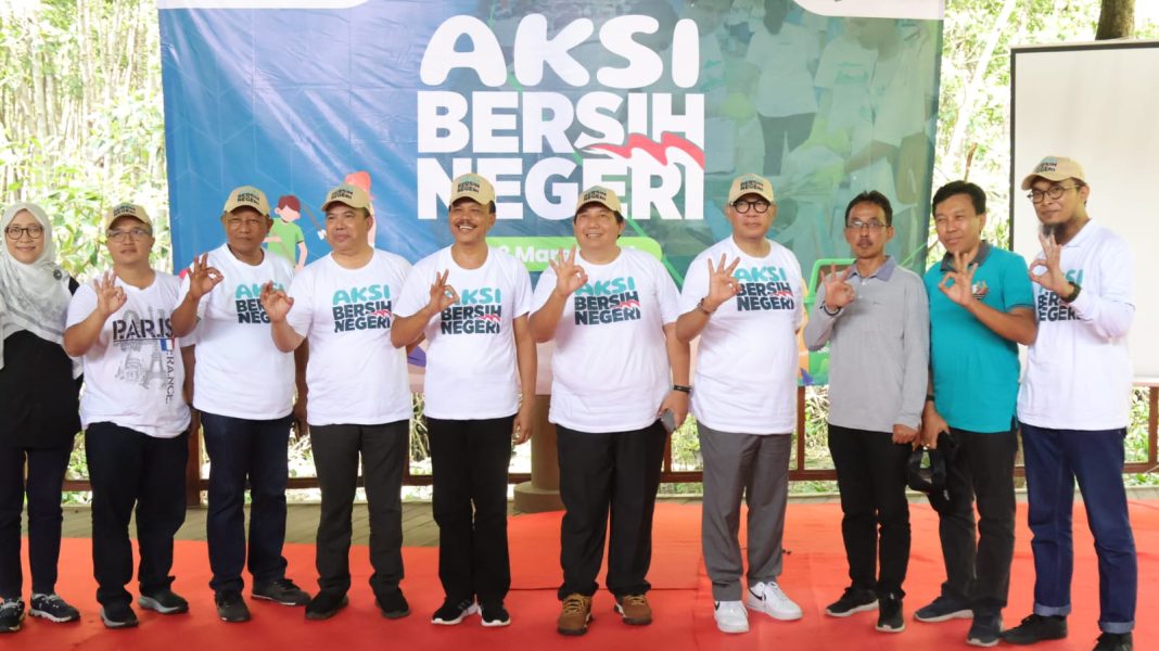 Ikuti Aksi Bersih Negeri, Sekda Dewa Indra Harap “Budaya Bersih” Terus Ditumbuhkan
