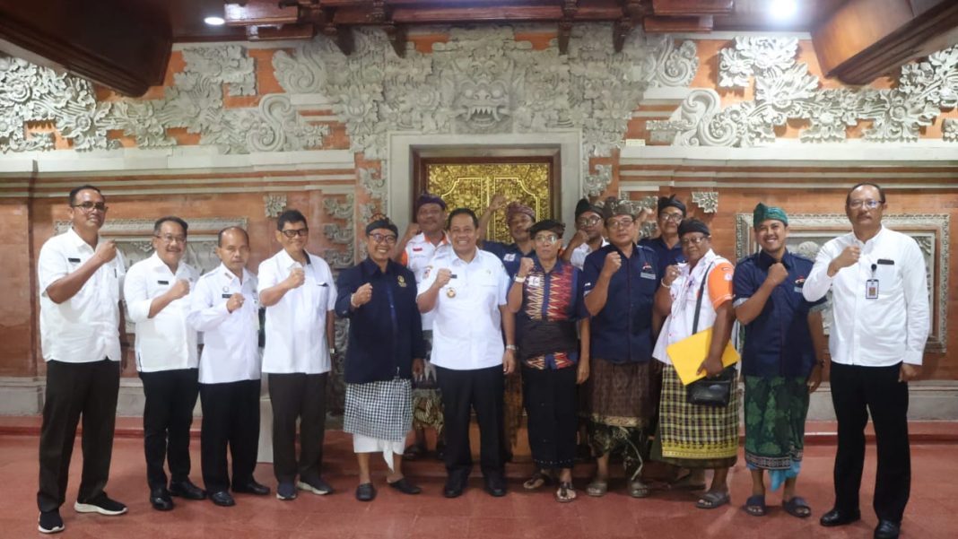 Pj. Gubernur Bali Puji Semangat Ngrombo Sukseskan Karya Ida Bhatara Turun Kabeh Pura Agung Besakih