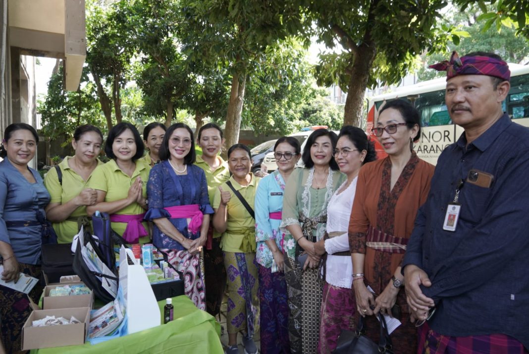 Bantu Entaskan Kemiskinan Ekstrim, Pj. Ketua TP PKK Bali Ny. drg. Ida Mahendra Jaya Apresiasi Pelaksanaan Bakti Sosial Ngrombo