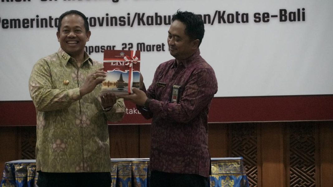 Pj. Gubernur Bali Serahkan LKPD Unaudited Pemerintah Provinsi Bali Tahun 2023
